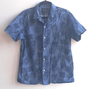 BR Slim Fit Short Sleeve Button Down | M| Chambray with Navy Pineapple Print
